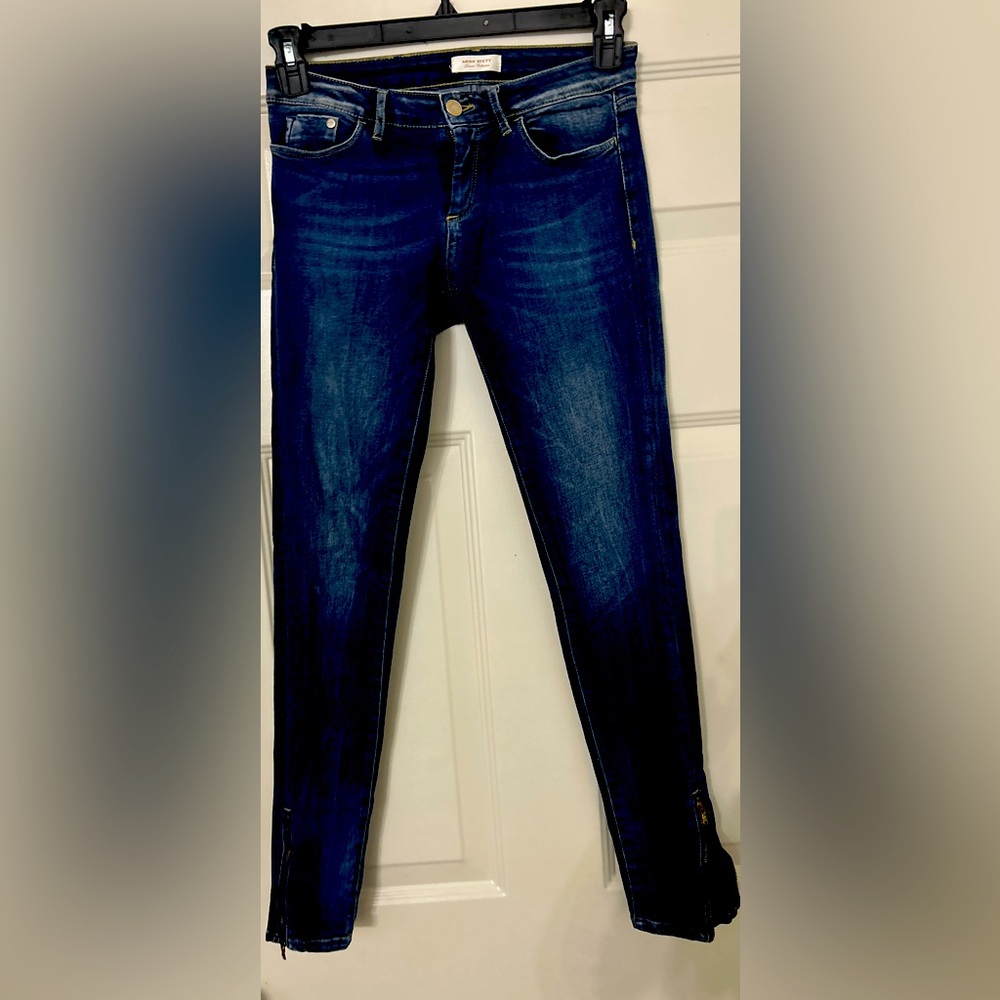 Brand:Miss Sixty
Size:26
Features:Zipper Leg Detail
Condition:Good (Gently Used)